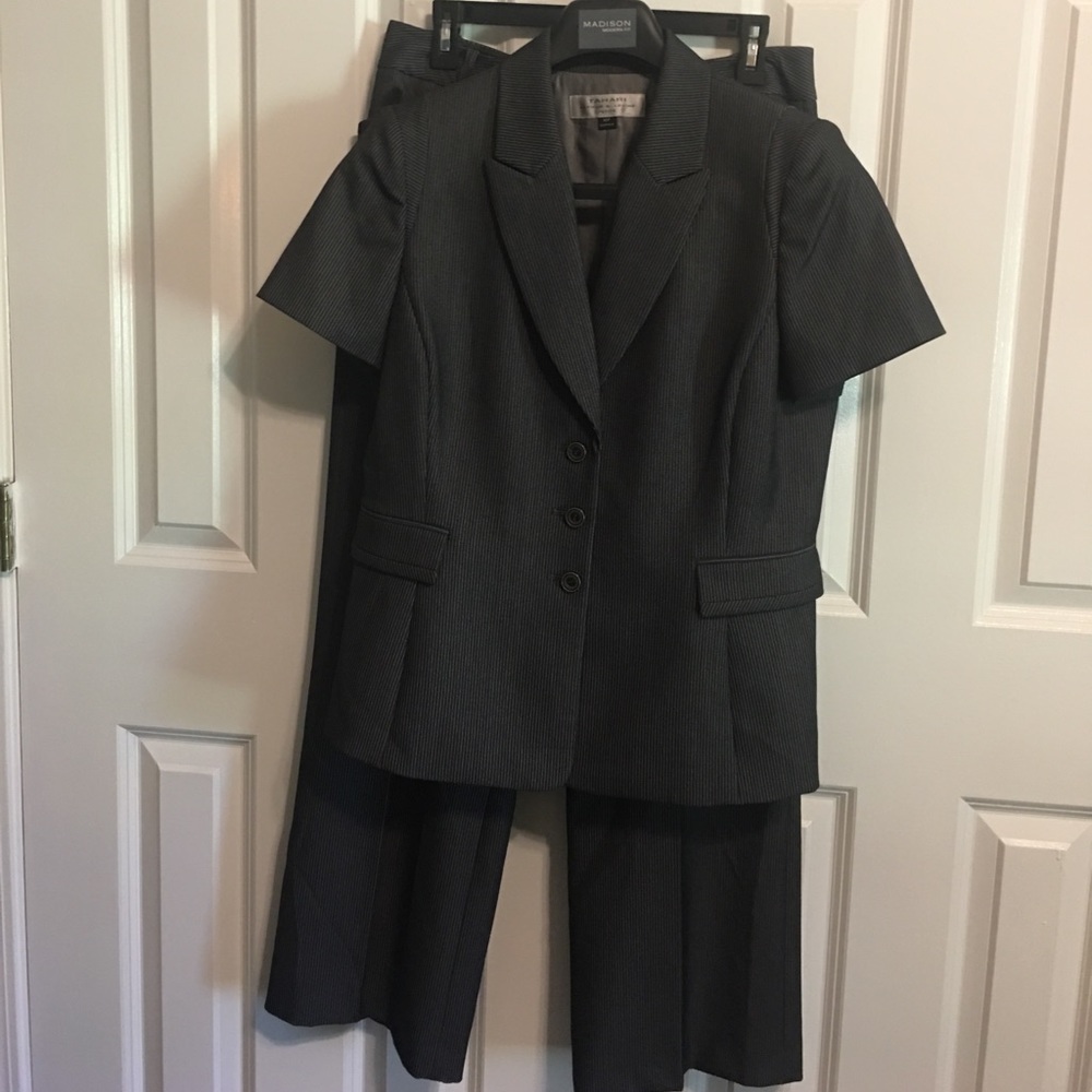 Ladies 10 petite short sleeve suit .